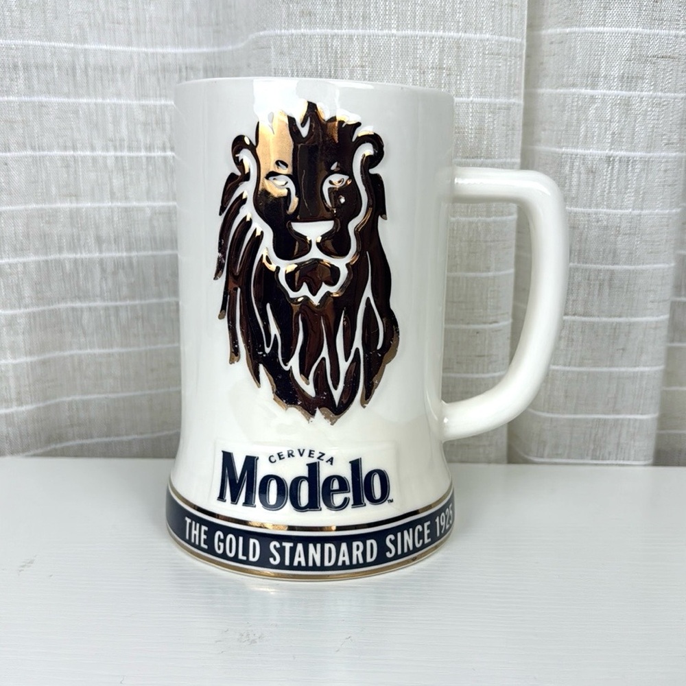Modelo Cerveza 🍺 White and Gold bug Beer Mug